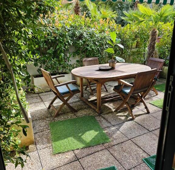 اتاق اکونومی, Victoria Royal Garden