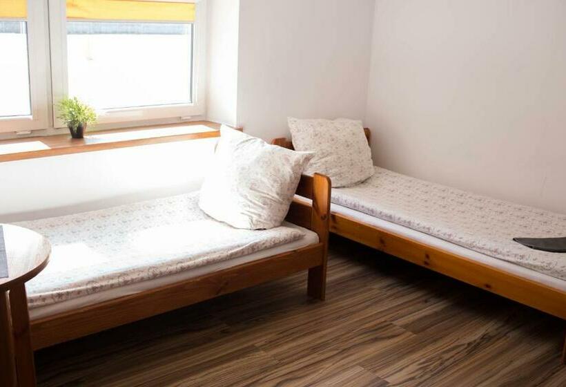 اتاق استاندارد سه نفره, Ik Okęcie 39   Nocleg I Parking Blisko Lotnisko Okęcie