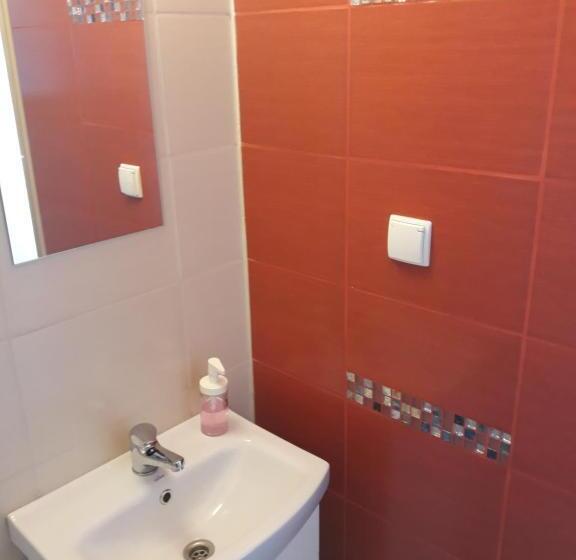 اتاق استاندارد چهارنفره با سرویس بهداشتی مشترک, Ik Okęcie 39   Nocleg I Parking Blisko Lotnisko Okęcie