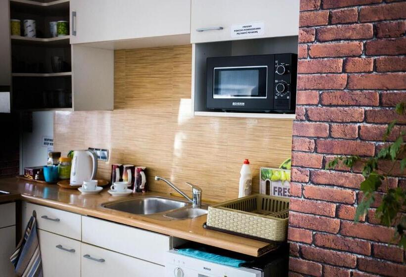 اتاق استاندارد چهارنفره با سرویس بهداشتی مشترک, Ik Okęcie 39   Nocleg I Parking Blisko Lotnisko Okęcie