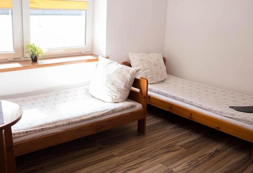 اتاق استاندارد چهارنفره با سرویس بهداشتی مشترک, Ik Okęcie 39   Nocleg I Parking Blisko Lotnisko Okęcie