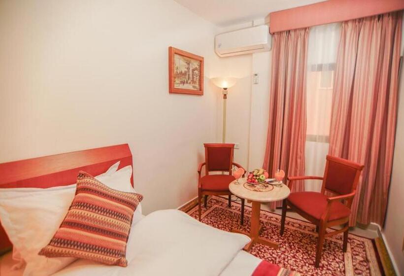 اتاق لوکس با تخت بزرگ, Petra Plaza