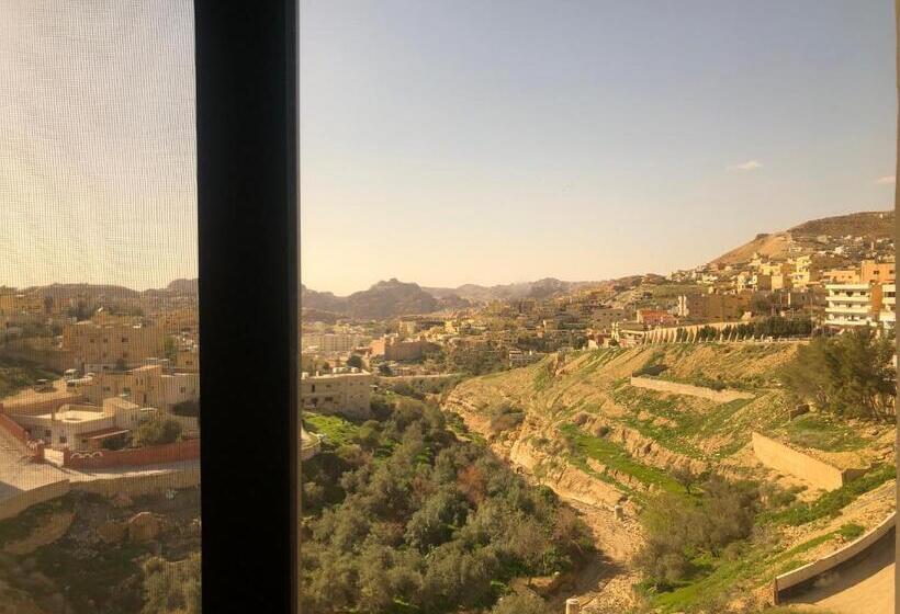 اتاق لوکس با تخت بزرگ, Petra Plaza