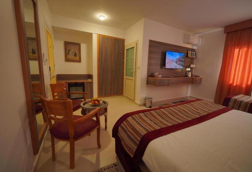 اتاق لوکس سه تخته, Petra Plaza