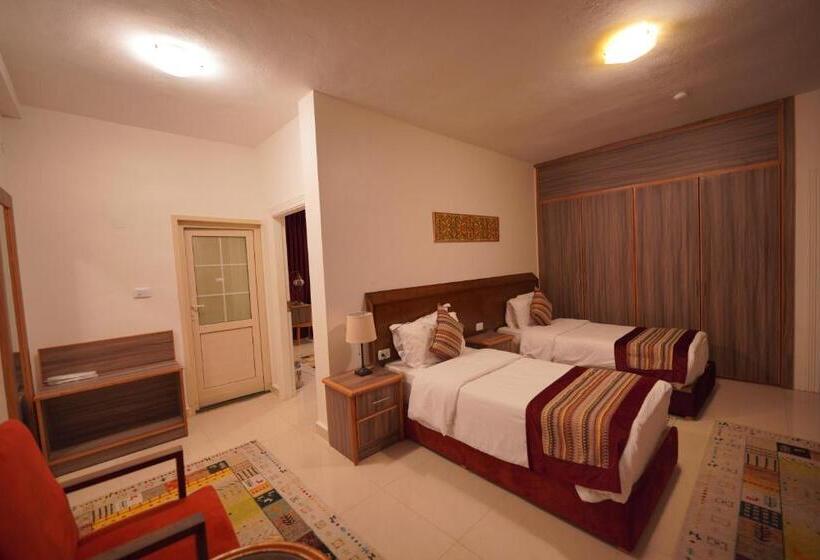 اتاق خانوادگی, Petra Plaza