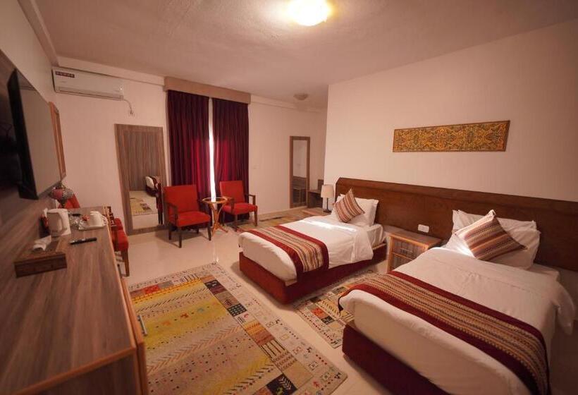 اتاق خانوادگی, Petra Plaza