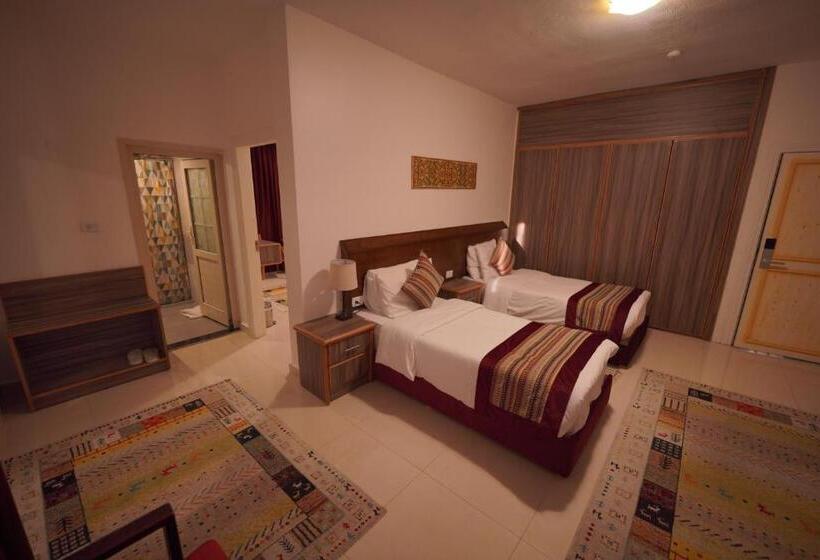 اتاق خانوادگی, Petra Plaza