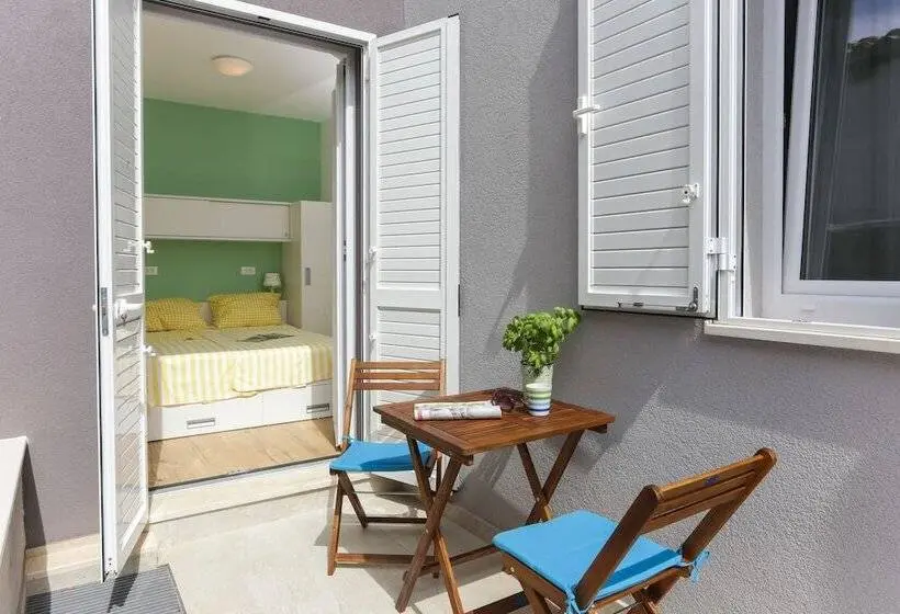 テラス付き１ベッドルームアパートメント, Apartments Villa Karmen