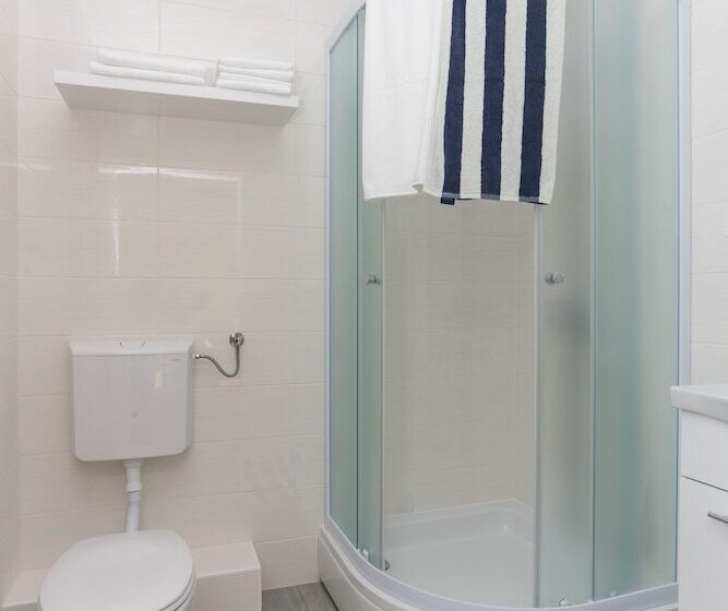 带1个卧室的带阳台的公寓, Apartments Villa Karmen