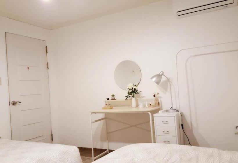 Апартаменты 2 Спальни, Hongdae Mainstreet Two Room House