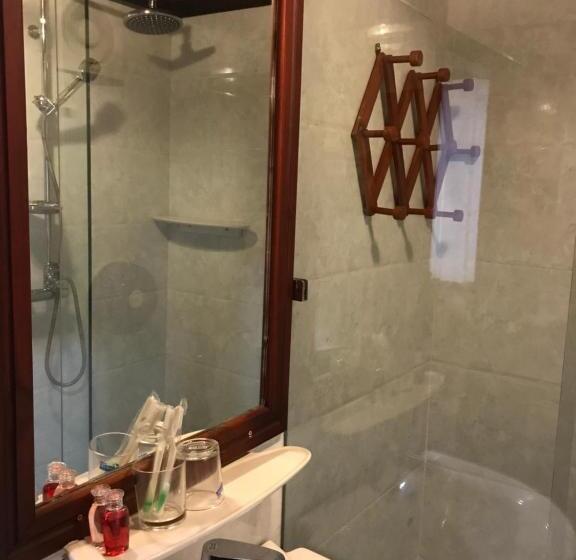 חדר סטנדרט לשלושה עם מרפסת, Luang Prabang Oudomlith Villa & Travel