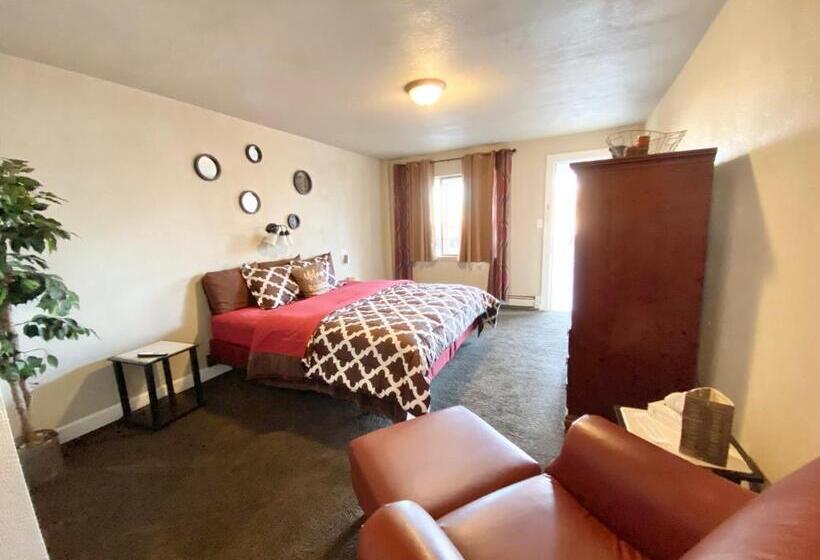 غرفة قياسية سرير كينج, Roundtop Mountain Vista   Cabins And Motel