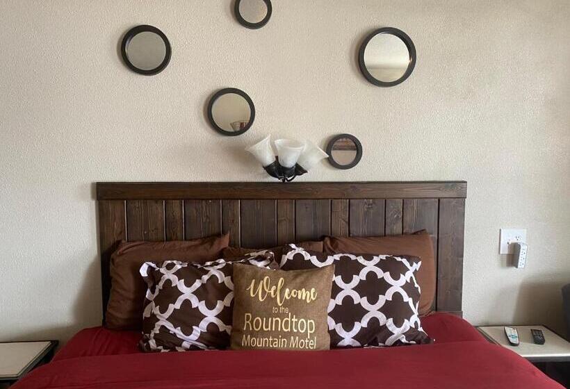 غرفة قياسية سرير كينج, Roundtop Mountain Vista   Cabins And Motel