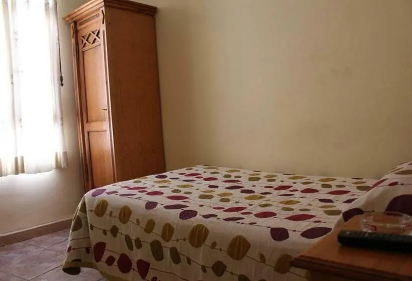 Standard Yhden Hengen Huone, La Posá