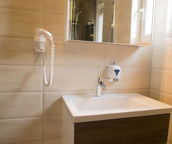 带海景标准四人间, Bed & Breakfast Marta & Tona