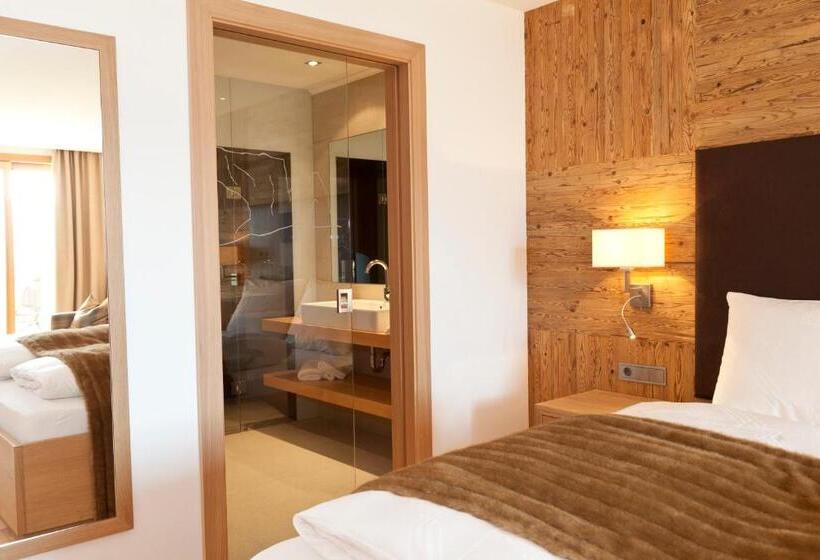 Люкс с Балконом, Dolmites Nature Hotel Vigilerhof