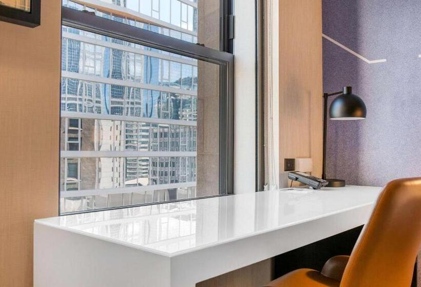 מיטת קינג בסוויטה, Cambria Hotel Chicago Loop   Theatre District