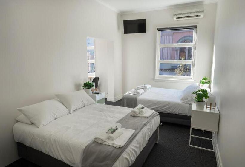 اتاق خانوادگی با سرویس بهداشتی مشترک, Bar Broadway