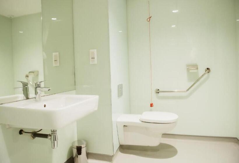 غرفة قياسية لذوى الاحتياجات الخاصة, Easyhotel Marseille Euromed