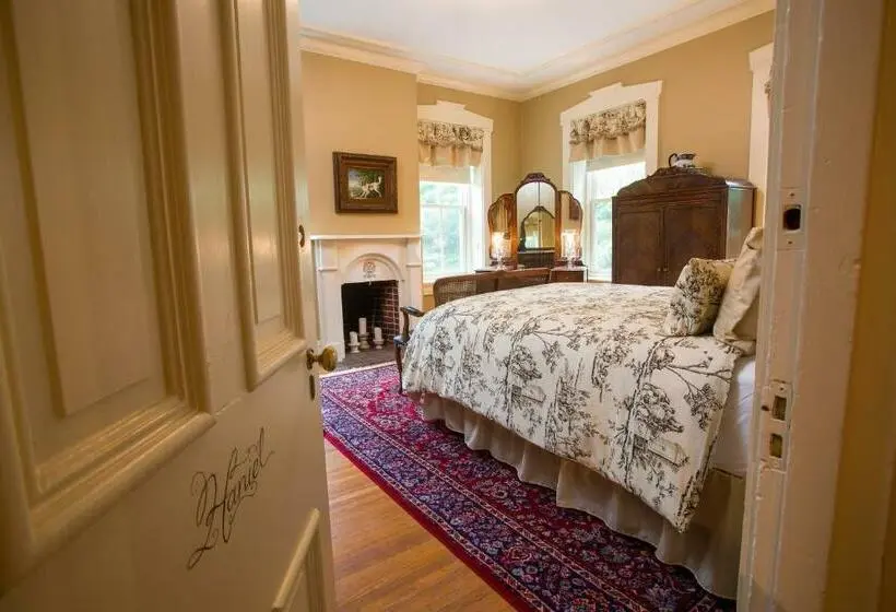 デラックスルーム, The Hollinger House