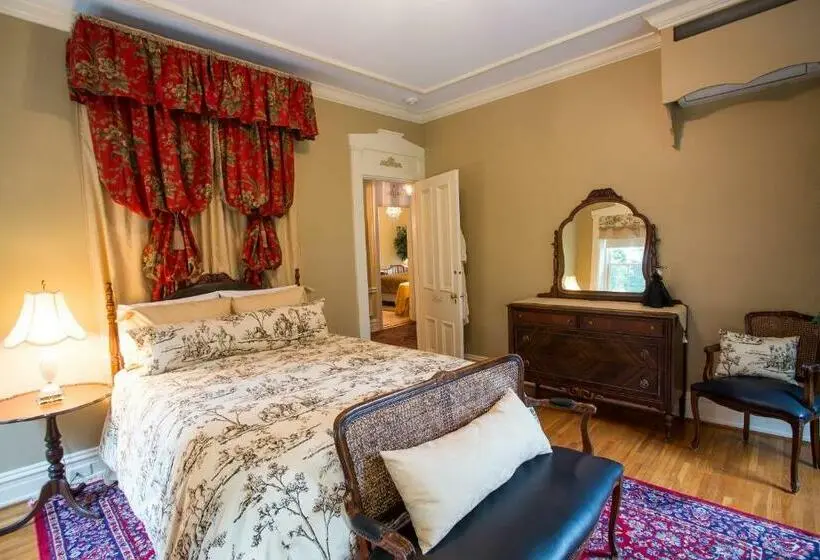 デラックスルーム, The Hollinger House