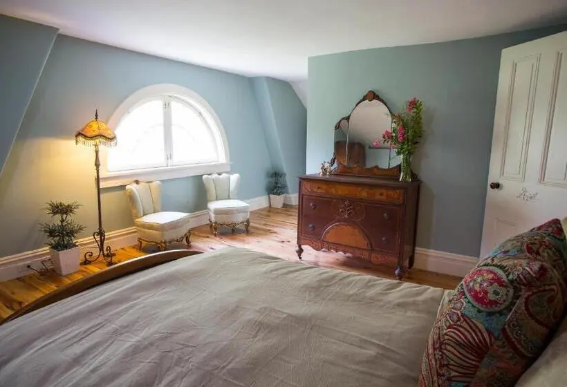 デラックスルーム, The Hollinger House