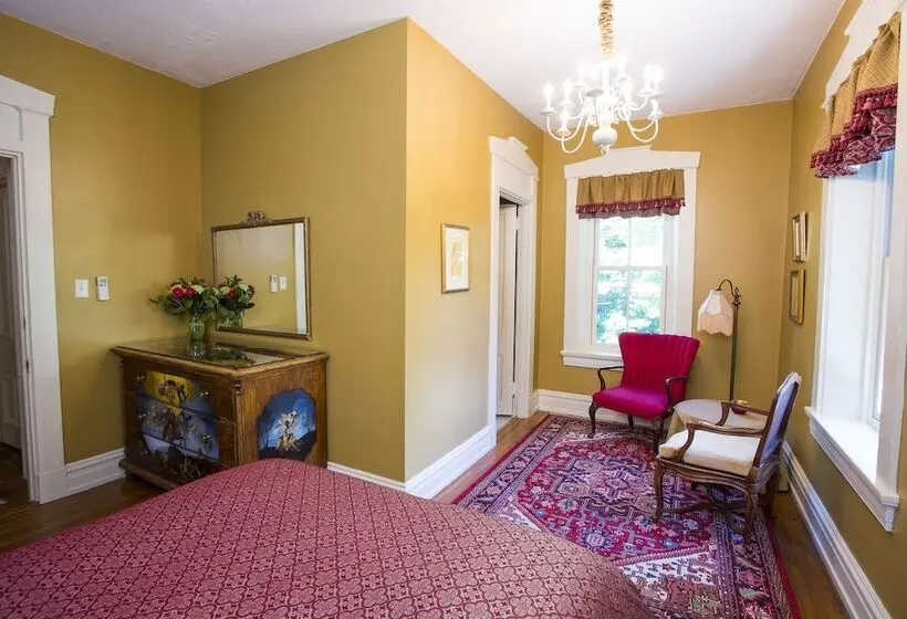 スタンダードルーム, The Hollinger House