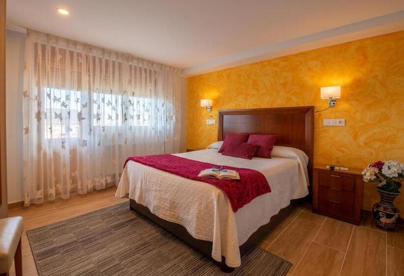 غرفة قياسية مزوَّدة بتراس, El Pinar