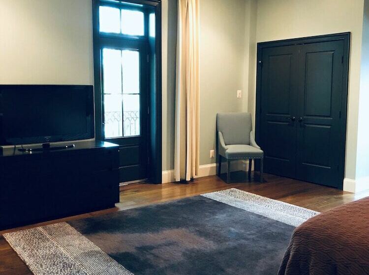 スイート, Suites At 249