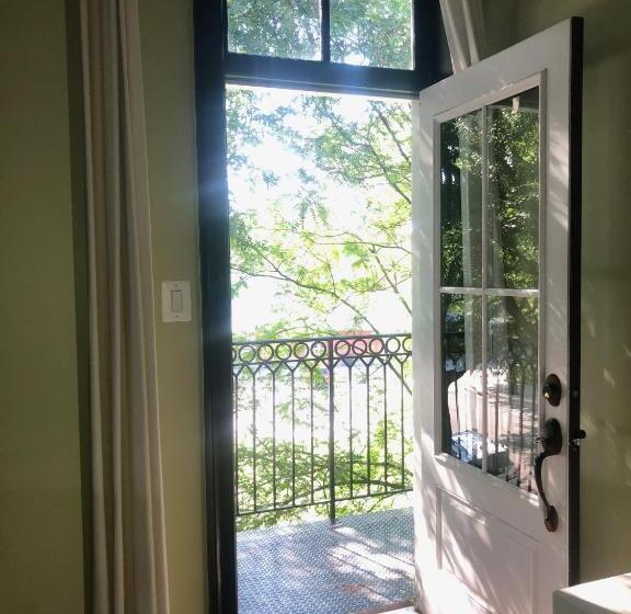 スイート, Suites At 249