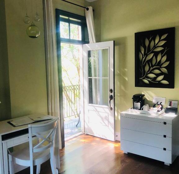 スイート, Suites At 249