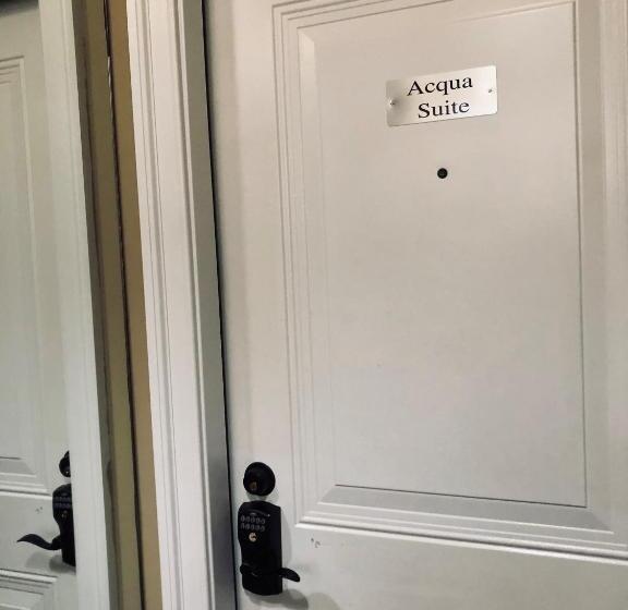 スイート, Suites At 249