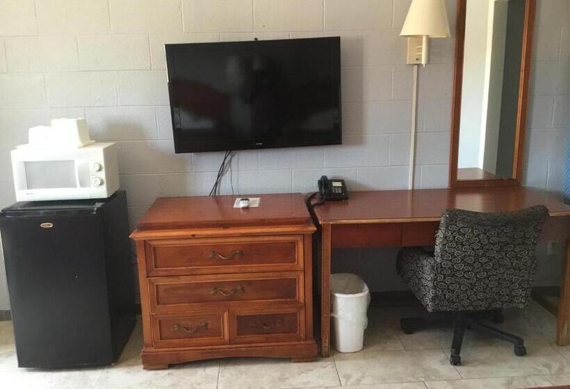 带2个双人床的标准工作室, Budget Inn Plainview