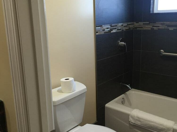 جناح جونيور, Convention Center Inn & Suites