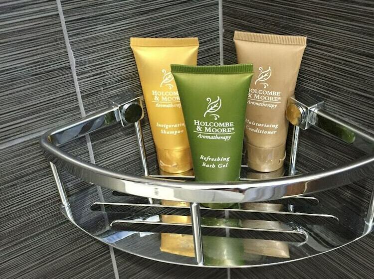 جناح جونيور, Convention Center Inn & Suites