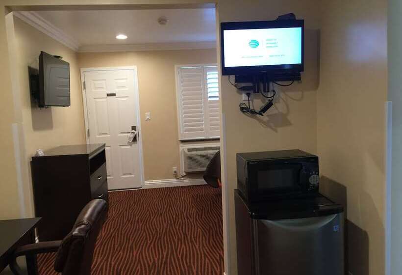 جناح جونيور, Convention Center Inn & Suites