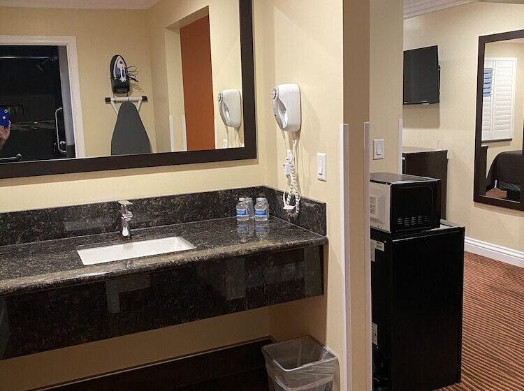 جناح جونيور, Convention Center Inn & Suites