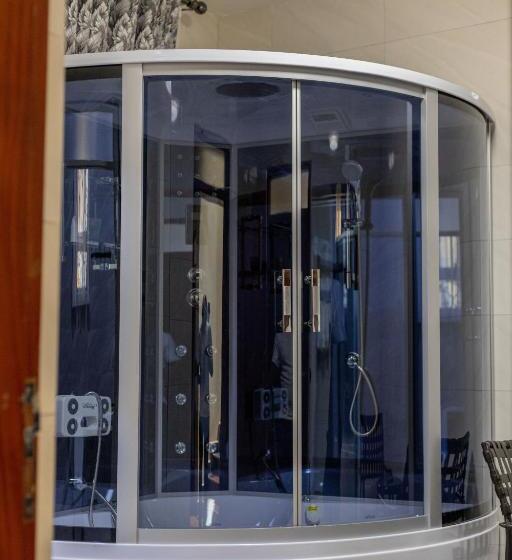 سوییت با چشم‌انداز استخر, Sun City Hotel & Amuzement Park Soroti