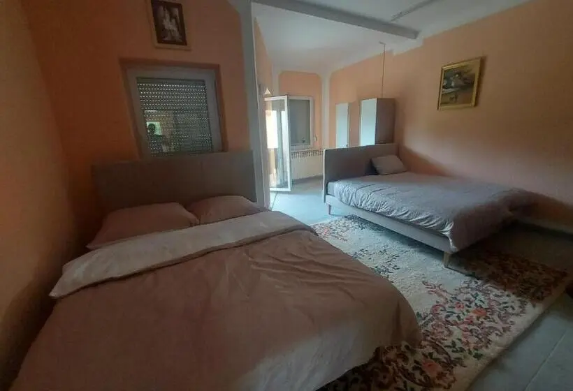 اتاق خانوادگی با چشم‌انداز باغ, Mg Rooms