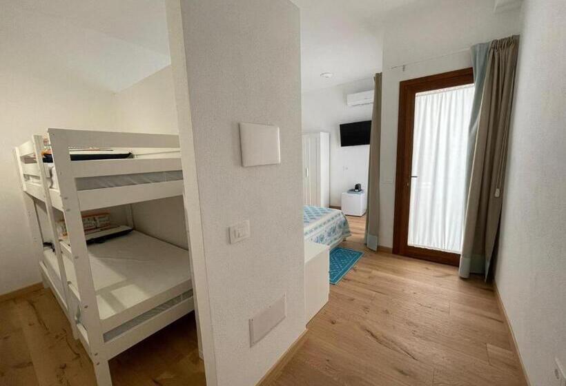 חדר דלוקס לארבעה, Sa Troppa De Sos Chentu