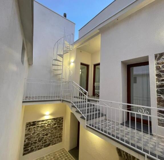 חדר דלוקס לארבעה, Sa Troppa De Sos Chentu