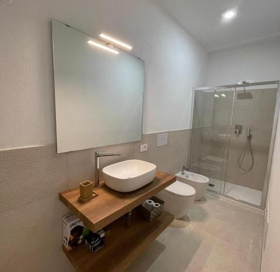 חדר דלוקס לארבעה, Sa Troppa De Sos Chentu