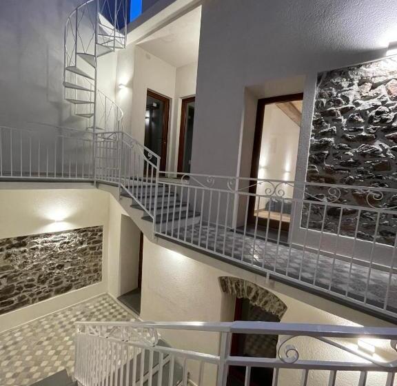 חדר דלוקס לארבעה, Sa Troppa De Sos Chentu