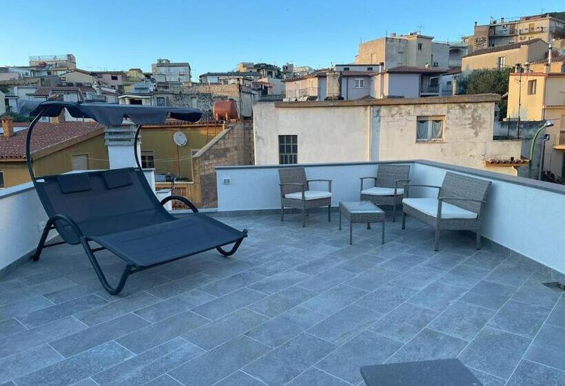 חדר דלוקס לארבעה, Sa Troppa De Sos Chentu