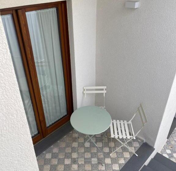 חדר דלוקס לארבעה, Sa Troppa De Sos Chentu