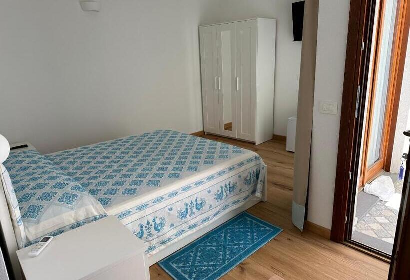 חדר דלוקס לארבעה, Sa Troppa De Sos Chentu