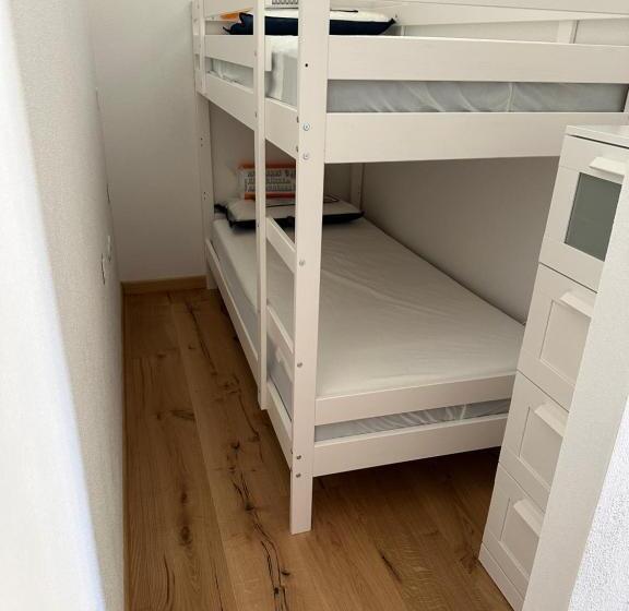 חדר דלוקס לארבעה, Sa Troppa De Sos Chentu