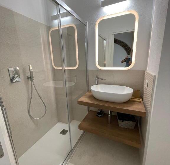 חדר דלוקס לשלושה, Sa Troppa De Sos Chentu