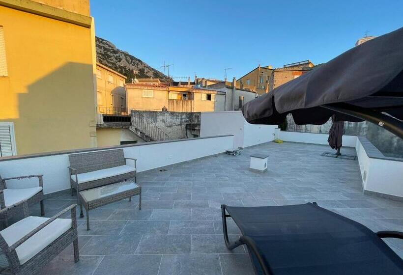 חדר דלוקס לשלושה, Sa Troppa De Sos Chentu