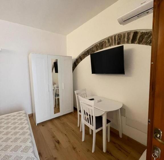 חדר משפחתי, Sa Troppa De Sos Chentu